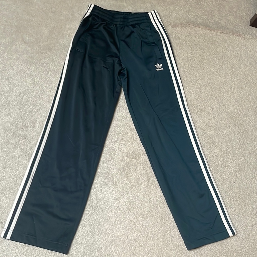 Adidas Big Kids M straight leg sweatpants.